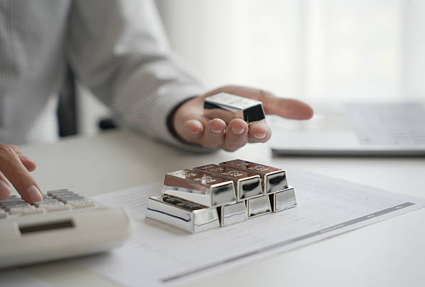 Why Invest in Silver? Key Reasons and Risks for New Investors