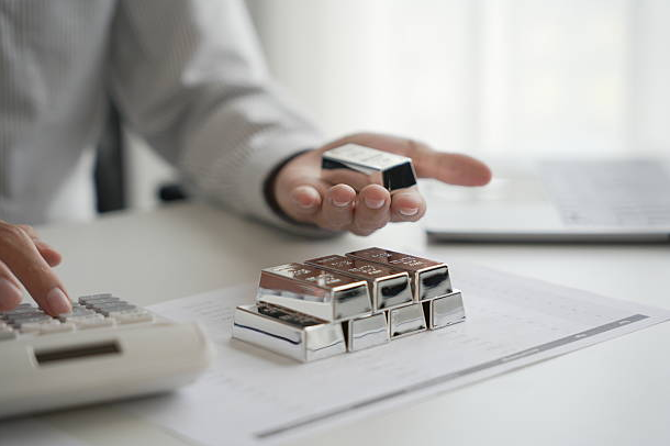 Why Invest in Silver? Key Reasons and Risks for New Investors